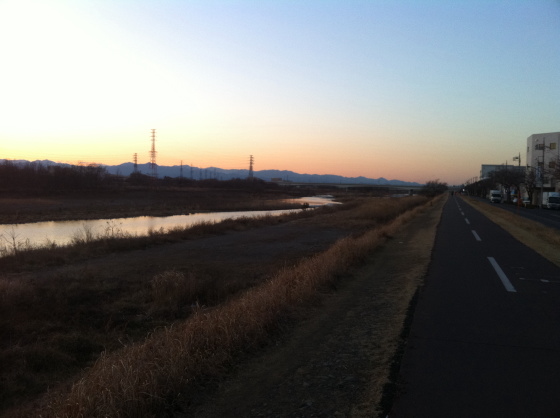 夕焼けの綺麗な多摩川河川敷